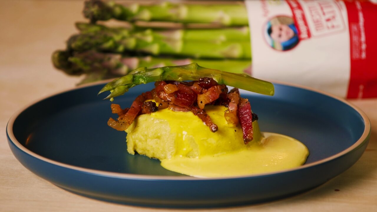 Tortino di asparagi con crema di zafferano e guanciale croccante